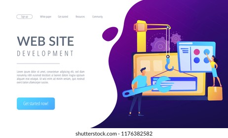 Los profesionales de la tecnología de la información están creando un sitio web en la pantalla del portátil. Desarrollo de sitios web o aplicación web, codificación, diseño para el concepto de navegadores web. Paleta violeta. Plantilla de página web de aterrizaje del sitio web.