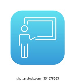 Profesor apuntando al icono de la línea de la pizarra para web, móviles e infografías. Icono de blanco vector en el cuadrado de gradiente azul con esquinas redondeadas aisladas en fondo blanco.
