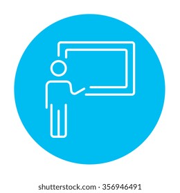 Professor, der auf das Symbol der Tafel für Web-, Mobil- und Infografiken verweist. Vektorweißes Symbol auf hellblauem Kreis, einzeln auf weißem Hintergrund.