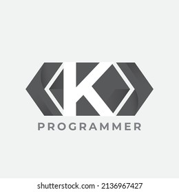logotipo de programador con diseño de letra K. Icono de código en estilo plano de moda aislado en fondo blanco.