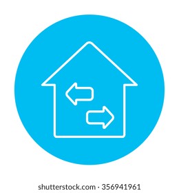Icono de línea de reventa de propiedades para web, móviles e infografías. Icono de blanco vector en el círculo azul claro aislado en fondo blanco.