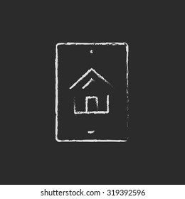 Búsqueda de propiedades en la mano del dispositivo móvil dibujada con tiza en un icono blanco vectorial de pizarra aislado en un fondo negro.