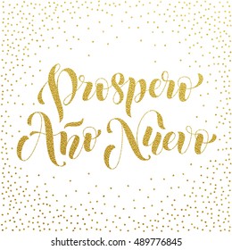 Prospero Ano Nuevo Gold glänzt moderne Schrift für Spanisch Happy New Year Grußkarte. Vektor handgezeichnet Festtext für Banner, Poster, Einladung auf weißem Hintergrund.