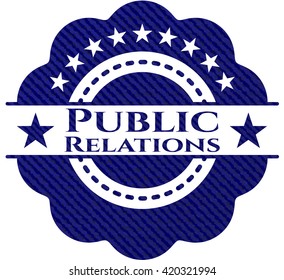 Insignia de relaciones públicas con textura de denim