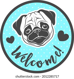 С la cara de pug sobre un fondo redondo azul polka punto con corazones y la inscripción '¡Bienvenidos!'
