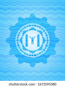 ícono de empuje dentro del emblema del agua azul cielo.
