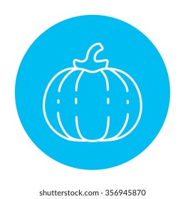 Icono de línea de calabaza para web, móvil e infografía. Icono de blanco vector en el círculo azul claro aislado en fondo blanco.