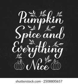 Pumpkin Spice e Tudo Nice caligrafia mão letras no fundo de quadro-negro. Cartaz inspirador de tipografia de citação de outono. Modelo de vetor para decorações de queda, cartão, banner, folheto, etc