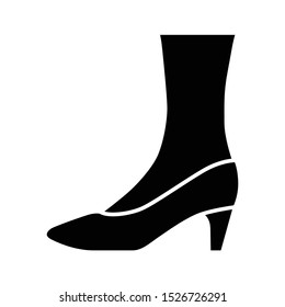 Pumps glyph icon. Woman stylish formal footwear design. Female casual stacked kitten heels. Fashionable ladies clothing accessory. Silhouette symbol. Negative space. Vector isolated illustration