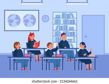 Alumnos sentados en escritorios en clase de ilustración vectorial plana. Niños y niñas estudiando juntos. Compañeros de clase levantando manos para responder y hablando. Educación, concepto escolar