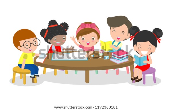 生徒は教室で勉強し テーブルの周りに座る少年と女の子 子どもは本を読み 話し合う 多民族の子どもたちのクリエイティブ活動 ベクターイラスト のベクター画像素材 ロイヤリティフリー