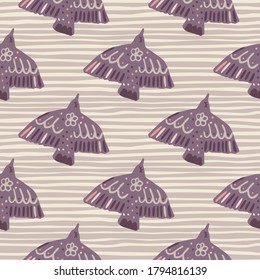 Pájaros púrpura sin costura. Siluetas de animales dibujadas a mano sobre fondo gris con tiras. Diseñado para papel pintado, textil, papel envolvente, impresión de tela. Ilustración vectorial.