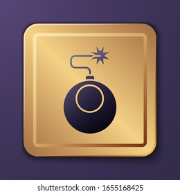 Bomba púrpura preparada para explotar icono aislado en fondo morado. Botón Gold Square.  Ilustración vectorial