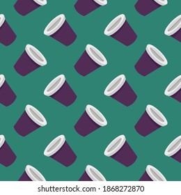 Violette Tasse, nahtloses Muster auf dunkelgrünem Hintergrund.