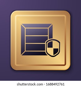 Púrpura seguridad de paquete de entrega con icono de escudo aislado en fondo morado. Seguro de entrega. Caja de cartón asegurada más allá de la pantalla. Botón Gold Square. Ilustración vectorial