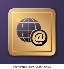 Purple-Earth-Globus mit E-Mail-Symbol einzeln auf violettem Hintergrund. E-Mail mit Symbolen umschließen. E-Mail-Nachrichtenzeichen. Goldquadrat-Taste. Vektorgrafik