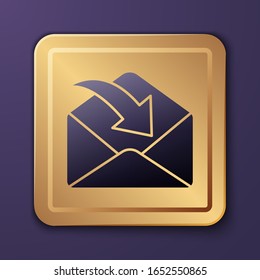 violettes Envelope-Symbol einzeln auf violettem Hintergrund. Konzept der empfangenen Nachricht. Neu, E-Mail eingehende Nachricht, sms. Postzustellung Goldquadrat-Taste. Vektorillustration-Illustration