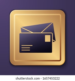 violettes Envelope-Symbol einzeln auf violettem Hintergrund. E-Mail-Nachrichtenbriefsymbol. Goldquadrat-Taste. Vektorillustration-Illustration