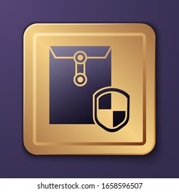Sobre púrpura con icono de escudo aislado en fondo púrpura. Concepto de seguro. Concepto de seguridad, protección, protección. Botón Gold Square.  Ilustración vectorial