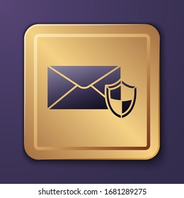 Sobre púrpura con icono de escudo aislado en fondo púrpura. Concepto de seguro. Concepto de seguridad, protección, protección. Botón Gold Square. Ilustración vectorial