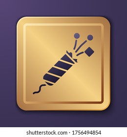 Icono del cohete Purple Firework aislado en fondo morado. Concepto de fiesta divertida. Símbolo pirotécnico explosivo. Botón cuadrado de oro. Ilustración vectorial