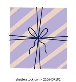 caja de regalo púrpura sobre blanco