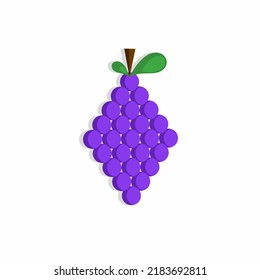 Uvas moradas en forma de caja de cometas sobre fondo blanco