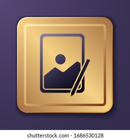 Icono de tableta gráfica púrpura aislado en fondo púrpura. Botón Gold Square. Ilustración vectorial