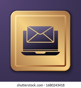 violettes Laptop mit Umschlag und offenem E-Mail auf Bildschirm Symbol einzeln auf violettem Hintergrund. E-Mail-Marketing, Internet-Werbekonzepte. Goldquadrat-Taste. Vektorillustration-Illustration