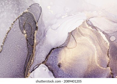 Purer Marmor mit goldenen Streifen Alkoholfarbe Malerei. Luxuriöse violette, schwarze Aquarellhintergrund mit goldenen Pinselstrichen. Vektorgrafik von grauem Aquarellkunst-Design für Hochzeitseinladung.