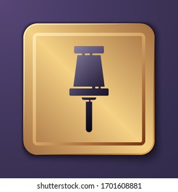 Icono de empuje púrpura aislado en fondo púrpura. Signo de Thumbtacks. Botón Gold Square. Ilustración vectorial