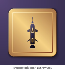 Icono de cohete púrpura aislado en fondo púrpura. Botón Gold Square. Ilustración vectorial