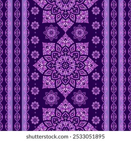 Patrón transparente púrpura con adorno de mandala. Motivos tradicionales árabes e indios. Ideal para la tela y la materia textil, el Fondo de pantalla, el embalaje o cualquier idea deseada.