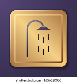 Cabeza de ducha púrpura con gotas de agua fluyendo icono aislado en fondo púrpura. Botón Gold Square.  Ilustración vectorial