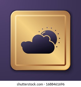 Icono de sol morado y nube aislado en fondo morado. Botón Gold Square. Ilustración vectorial