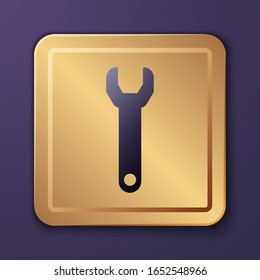Icono de la llave inglesa púrpura aislado en fondo morado. Botón Gold Square.  Ilustración vectorial