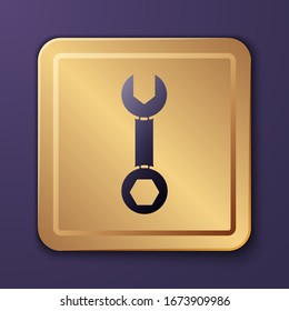Icono de la llave inglesa púrpura aislado en fondo morado. Botón Gold Square.  Ilustración vectorial