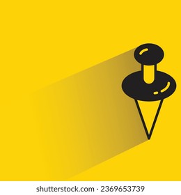 Push-Pin mit Schatten auf gelbem Hintergrund