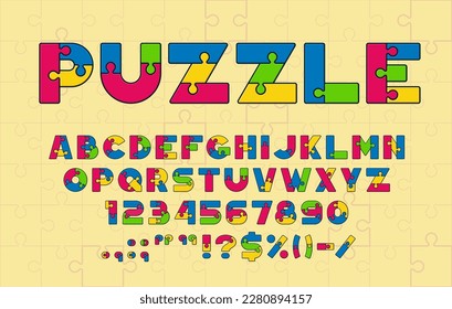 Puzzle-Schriftart oder -Typ. Jigsaw-Schriftzeichen-Alphabet. Vektorfarbige Großbuchstaben, Zahlen und Zeichen aus mehrfarbigen verbundenen Stücken. Alphabetische Typografiesymbole im kindlichen spielerischen Stil