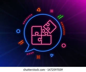 Puzzle line icon. Neon laser lights. Engineering strategy sign. Glow laser speech bubble. Neon lights chat bubble. Banner badge with puzzle icon. Vector