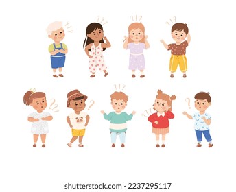 Pequeños niños desconcertados con un signo de interrogación rascando sus cabezas maravillándose con un conjunto de vectores