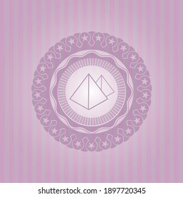 icono de las pirámides dentro de la placa con fondo rosado. Diseño de vectores. 