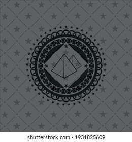 icono de las pirámides dentro de un emblema oscuro realista. 