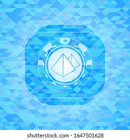 Pyramiden-Symbol im Himmelsblau-Mosaikemblem