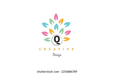Logo del alfabeto Q. Elegante y delicado diseño del logo de la flor sobre fondo blanco
