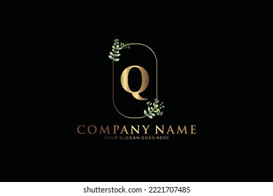 Q Beauty Vektor Logo, goldene Blumenbriefe mit Blumenblättern und Goldplatter einzeln auf weißem Hintergrund. Vektorgrafik für Hochzeiten, Grußkarten, Einladungen, Vorlagendesign