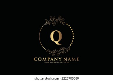 Q Logo inicial del vector de belleza, letras doradas florales con hojas de flores y manchas doradas aisladas en fondo blanco. Ilustración vectorial para boda, tarjetas de felicitación, diseño de plantillas de invitaciones