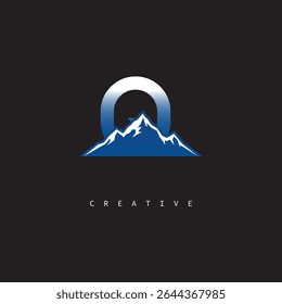 Q Creative Mountain Logo Bold Gradiente Letra marca Diseño de marca para empresas Marcas al aire libre
