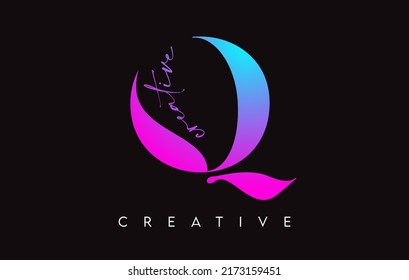 Q Letter Design mit kreativem Schnitt und Serif Schriftart in violett blauen Farben Vektorgrafik.