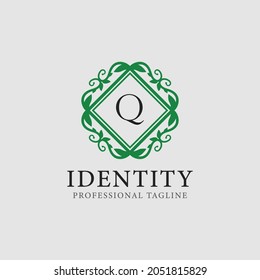Logo de monograma hoja de letra Q y emblema de insignia de texto - imagen vectorial